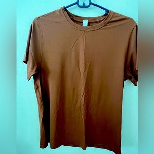 Lululemon tshirt in excellent condition. Size 2 but fits like size 6